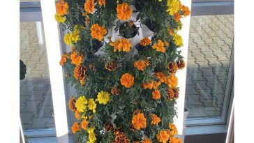 Evde yetiştirilmiş yenilebilir çiçeklerle dolu Agriveco dikey tarım kule sistemi